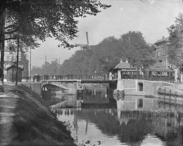 40681 Gezicht op de Catharijnebrug over de Stadsbuitengracht te Utrecht, uit het zuiden.